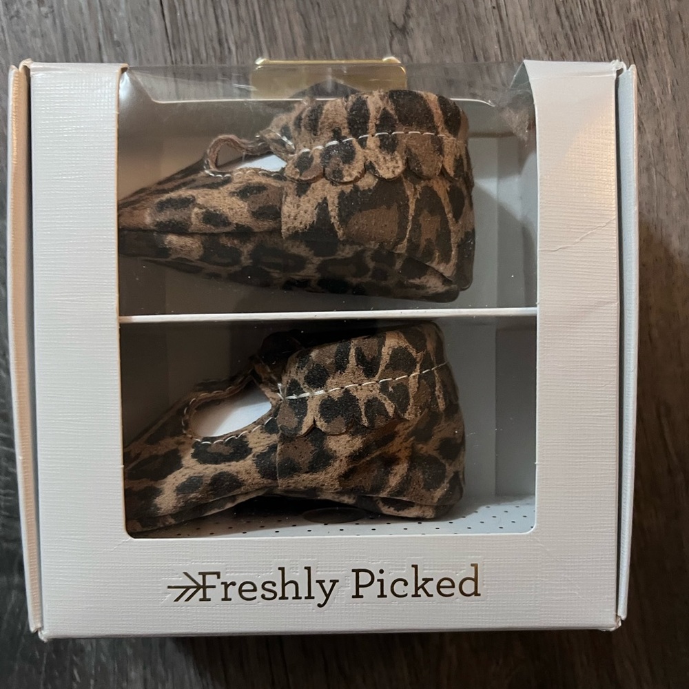NIB Freshly Picked Scalloped Soft Soles, Leopard Mary Janes, Sz 2
